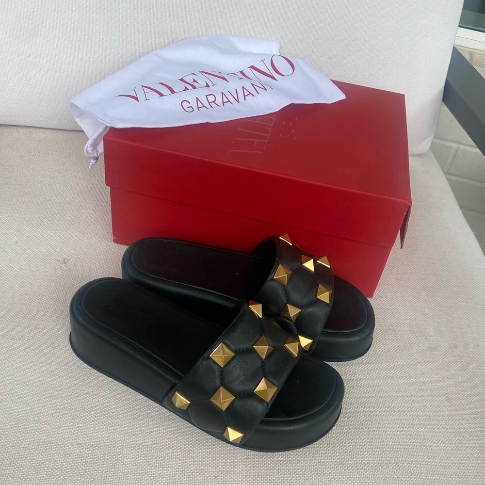 Rockstud leather sandal Valentino
Garavani Black size 37 EU in Leather